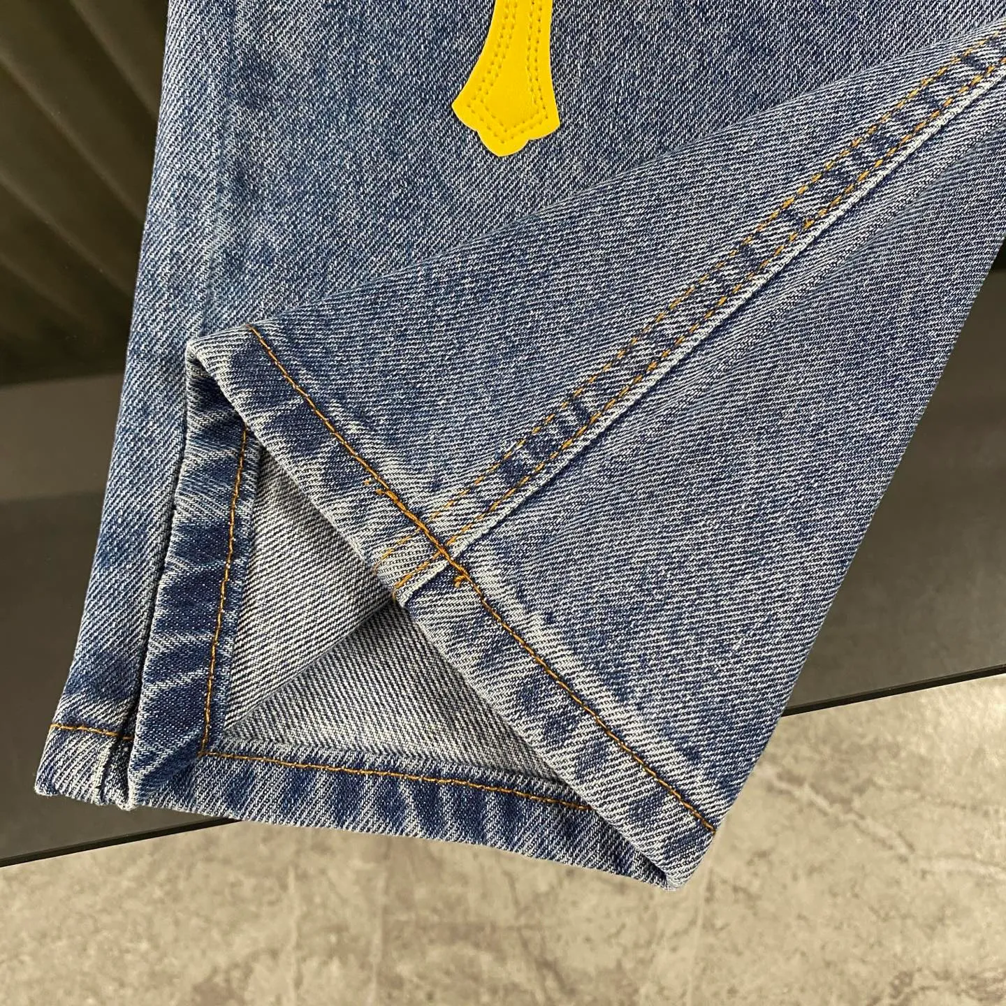 P270 CH Chromehearts limited edition yellow cross-stitched leather work jeans and logging pants. The counter price is 34W level. The patchwork cross pattern is embellished and the jeans are washed! ! An absolutely high-end luxury product, a 1.9W-level god-level single product, a super popular product, made by top heavy industry, a magic weapon that cannot be missed! [About Zangyin] This is an extremely luxurious fashion brand that can also be called the aristocracy of the high street. It has always been an exclusive brand for some hipsters or rich second generations. Compared with ordinary high streets, it is more luxurious and noble. Compared with luxury brands, it is more fashionable and individual. It has always been a brand that I have a special liking for. [Top heavy industry fashion design] Consistently high-street luxury style. Speaking of this style, the Zangyin family and GU family are definitely the leading representative brands. Especially the Zangyin family has really achieved a state-of-the-art effect in creating high-street style. The unique washed material is used to create this style. The color system is already quite eye-catching. After it is decorated with patchwork cross flowers, it cleverly highlights the charm of the brand. Secondly, this style uses classic The high-waist cutting design highlights the long legs and fashionable temperament of the upper body. The brand is highly recognizable and the slim fit configuration is more suitable for daily wear. It is a product that interprets personality, fashion, and specifications at a glance. This single product is enough to make any fan excited. It can be a white T-shirt for a youthful college style, or a tight suspender for a royal style. It has strong matching ability and can be easily controlled by men.  [Materials and craftsmanship] Needless to say, this point goes without saying. As an excellent craftsman brand, Zangyin’s requirements for details and craftsmanship are really perfect. The washed color of this model has gone through so many processes, not to mention the embellishment of denim appliques. It is also purely hand-made and sewn. Just like what they believe in, only hand-made things have soul and have the meaning of wear. A top-notch heavy-duty fashionable denim item, I look forward to your perfect interpretation! !  Color: blue Size: 30-36